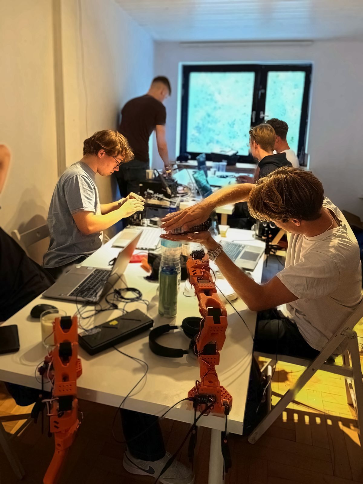 Zespoły pracujące nad robotami podczas hackathonu