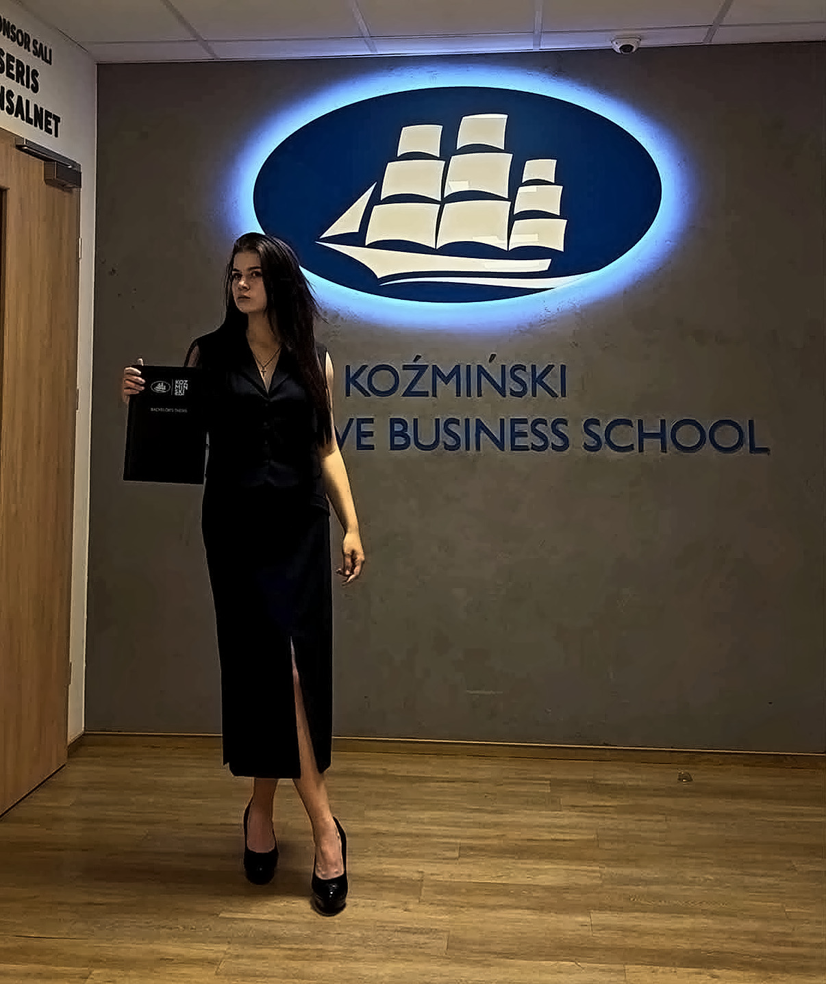 Bernadeta Porwolik na tle logo Kozminski Executive Business School